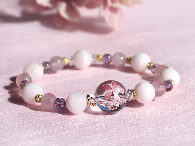 
誰をも魅了する美しい桜をテーマに作り上げた特別なブレスレット。ピンクカルサイト&ラベンダーアメジスト&ディープローズクォーツを使用
